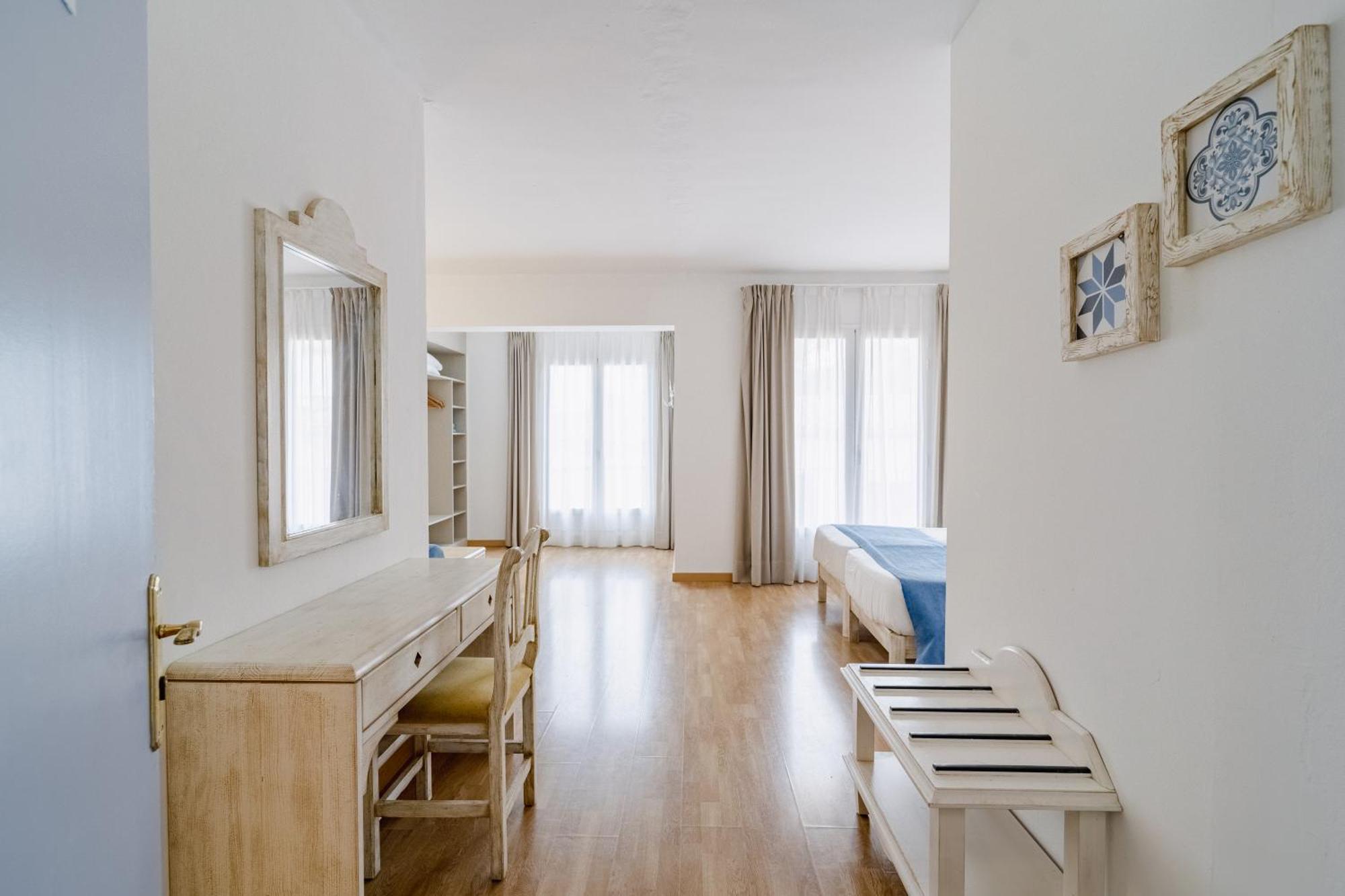 Hostal Hpc Porto Colom Exterior photo