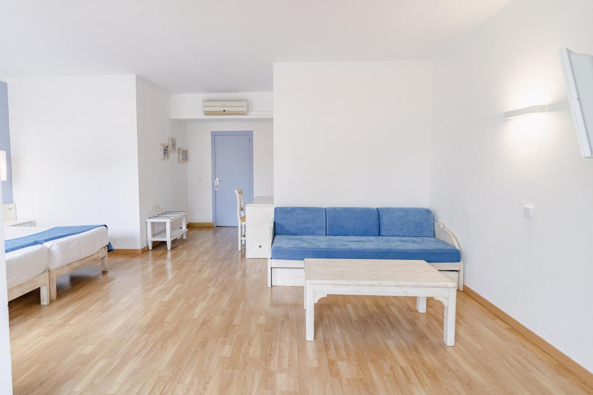 Hostal Hpc Porto Colom Exterior photo