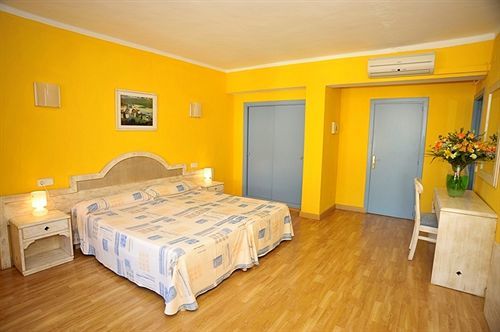 Hostal Hpc Porto Colom Exterior photo
