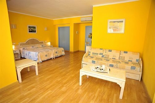 Hostal Hpc Porto Colom Exterior photo
