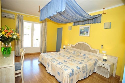 Hostal Hpc Porto Colom Exterior photo